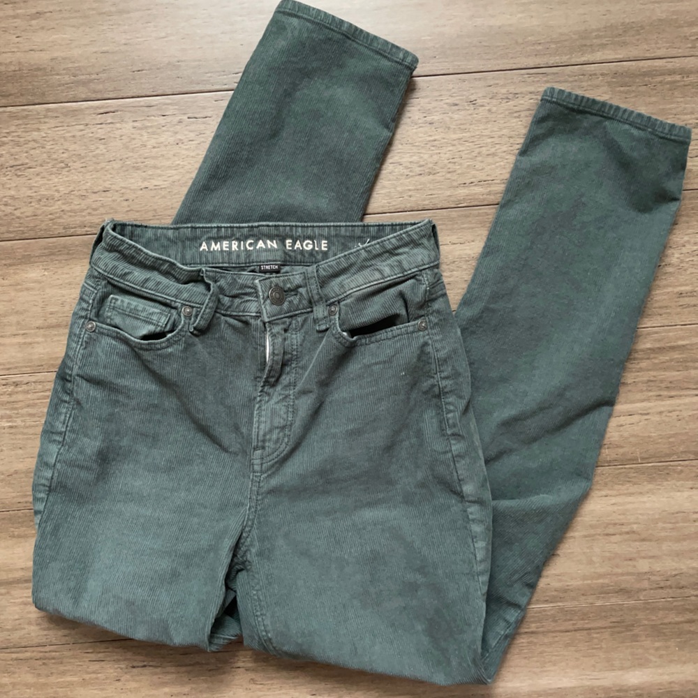 SOLD‼️ American Eagle green corduroy mom jeans. 💚